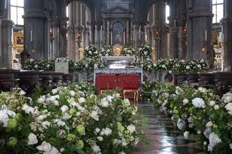 L altare della chiesa di San Zaccaria con gli addobbi floreali per il matrimonio di Federica Pellegrini con Matteo Giunta, Venezia, 27 agosto 2022. ANSA/ANDREA MEROLA