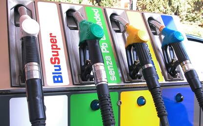 In calo i prezzi dei carburanti, ancora ribassi sui listini