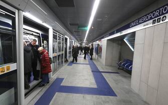 metropolitana Un treno della nuova linea M4 della metropolitana milanese in partenza dal capolinea di Linate nel giorno dell inaugurazione. Milano, 26 Novembre 2022.
ANSA / MATTEO BAZZI