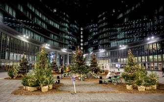L'allestimento per le festività natalizie in piazza Città di Lombardia a Milano, 1 dicembre 2022.ANSA/MOURAD BALTI TOUATI