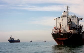 Medio Oriente, sale la tensione tra Usa e Iran per la minaccia di chiudere lo stretto di Hormuz. Lo Stretto di Hormuz è il braccio di mare che divide l'Iran dalla Penisola Arabica, e da esso transita, attraverso le petroliere, circa un quinto di tutto il petrolio prodotto nel mondo. Nella foto di archivio navi petroliere oltrepassano lo stretto di Hormuz