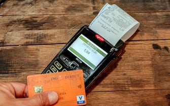 Milano - Sempre piu' diffusi i pagamenti con pos e bancomat o carta di credito - Tracciabilita' - possibilita' di pagare il caffe da 1 euro con carta di credito