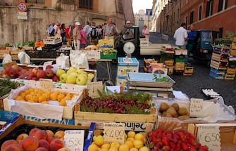 Frutta in vendita in un mercato rionale di Roma. ANSA