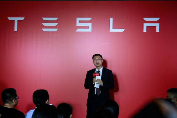 Tesla, after the crash on the Stock Exchange Musk calls Tom Zhu for a raise: that’s who he is