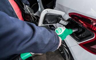 Benzina, rincari del carburante a Torino, 3 gennaio 2023. Un uomo fa il pieno alla macchina in un distributore di strada San Mauro ANSA/JESSICA PASQUALON