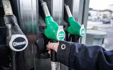 Benzina, rincari del carburante a Torino, 3 gennaio 2023. Un uomo fa il pieno alla macchina in un distributore di strada San Mauro ANSA/JESSICA PASQUALON