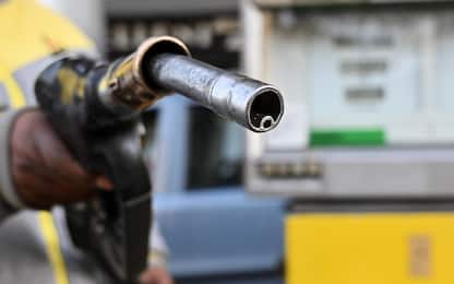 Prezzi carburanti, il diesel costa più della benzina: ecco perché