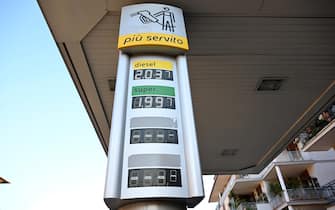 I prezzi della benzina e del diesel in un distributore a Roma, 10 gennaio 2023.  ANSA/ETTORE FERRARI