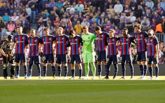 SPAIN SOCCER epa10383813 FC Barcelona's players observe a minute silence to pay tribute to late Brazilian soccer legend Edson Arantes do Nascimento, aka 'Pele' before a LaLiga game against SD Espanyol at Spotify Camp Nou Stadium, in Barcelona, northeastern Spain, 31 December 2022. EPA/Andreu Dalmau