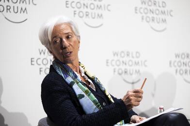Davos, Lagarde: "Inflazione alta, manteniamo rotta sui tassi"
