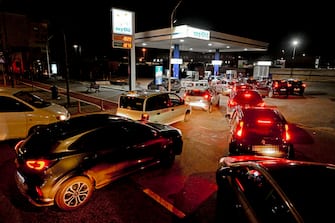 Automobili in fila a un distributore di carburante a Napoli, 24 gennaio 2023.
ANSA CRO FUSCO