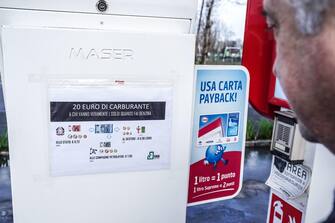 I cartelli affissi ai distributori per lo sciopero dei benzinai contro il decreto trasparenza per il caro carburante. A poche ore dall'inizio, il 24 gennaio 2023, i distributori di benzina a Torino si preparano alla mobilitazione nazionale ANSA/JESSICA PASQUALON