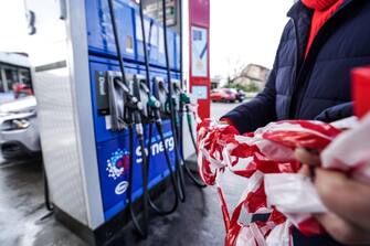 I nastri a chiudere le pompe di benzina a causa dello sciopero dei benzinai contro il decreto trasparenza per il caro carburante. A poche ore dall'inizio, il 24 gennaio 2023, i distributori di benzina a Torino si preparano alla mobilitazione nazionale ANSA/JESSICA PASQUALON