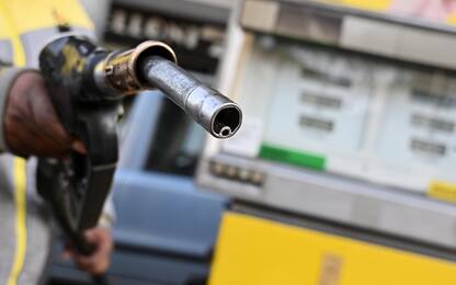 Carburanti, prezzo benzina e gasolio in calo oggi in Italia