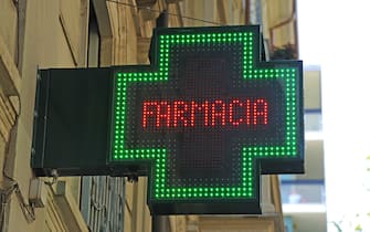 Milano - Insegna di farmacia