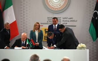 TRIPOLI, LIBYA - JANUARY 28: Italian Prime Minister Giorgia Meloni (rear L), Interim Prime Minister of LibyaAbdul Hamid Dbeibeh (rear R) attend a signing ceremony of the agreement between Italian oil and natural gas company, Eni and Libyan National Oil Corporation in Tripoli, Libya on January 28, 2023. CEO of Eni Claudio Descalzi (L) and chairman of Libyan National Oil Corporation Farahat Bin Kadare signed the agreement. (Photo by Hazem Turkia/Anadolu Agency via Getty Images)