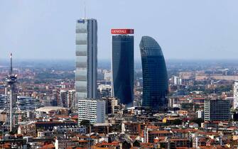 I grattacieli di City Life ripresi dal 38esimo piano di Palazzo Lombardia a Milano, 23 luglio 2021.ANSA/MOURAD BALTI TOUATI