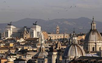 Panoramica del centro storico di Roma, Colosseo, Altare della Patria e Campidoglio, Roma, 21 marzo 2019. ANSA/RICCARDO ANTIMIANI