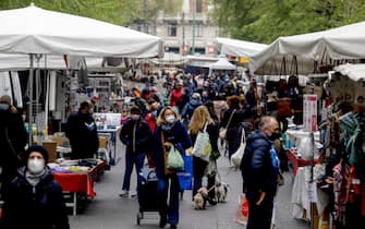 Il mercato di via Crema durante la zona rossa a Milano, 9 aprile 2021.ANSA/Mourad Balti Touati