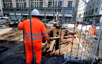 Operai al lavoro nel  cantiere del collegamento Policlinico Sforza e la  Metropolitana 3 di  Missori della Metropolitana 4 Milano, 12 Maggio 2020, ANSA / PAOLO SALMOIRAGO