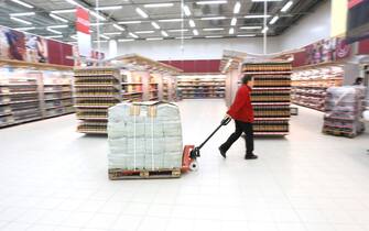 Supermercato worker in supermarket