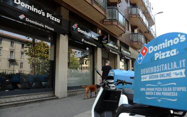 Milano, chiude la Catena di pizzerie Domino's Pizza (Milano - 2022-08-09, Maurizio Maule) p.s. la foto e' utilizzabile nel rispetto del contesto in cui e' stata scattata, e senza intento diffamatorio del decoro delle persone rappresentate