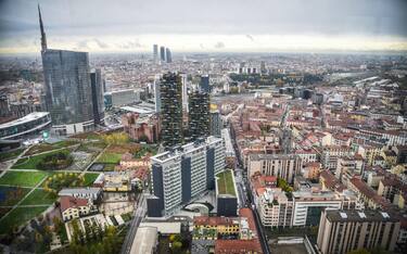 Le torri di Porta Nuova nello skyline di Milano visto dal 39° piano di Palazzo Lombardia, Milano 22 Novembre 2022ANSA/MATTEO CORNER