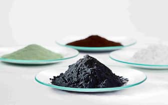 I materiali con cui sono prodotte le batterie: catodo precursore (polvere verde e marrone), carbonato di litio (polvere bianca) e materiali catodici attivi (polvere nera).