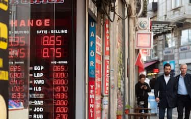 ISTANBUL, TURKEY - 11/09/2022: The Turkish lira against other currency exchange rates displayed in a shop window in the central Istanbul district of Taksim.  (Photo by John Wreford/SOPA Images/LightRocket via Getty Images)