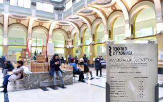 Primo giorno per fare richiesta del reddito di cittadinanza presso l'ufficio postale centrale in via Alfieri, Torino, 6 marzo 2019.ANSA/ALESSANDRO DI MARCO