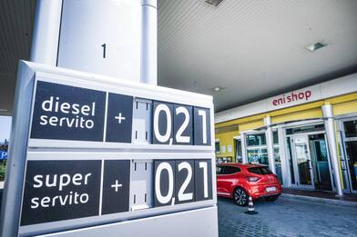 Caro benzina, la verde supera i 2,5 euro al litro in autostrada