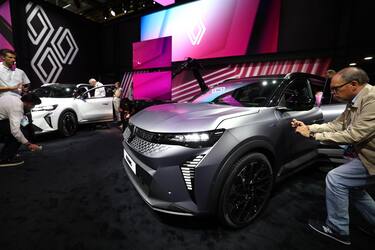 epa10839721 People take photographs of a Renault Scenic car on display at the International Motor Show (IAA) in Munich, Germany, 04 September 2023. The 2023 International Motor Show Germany IAA MOBILITY 2023 takes place in Munich from 5 to 10 September 2023. The IAA 2023 will also feature numerous world premieres, and has a special focus on electric mobility and digitization. ANNA SZILAGYI ASZ  EPA/ANNA SZILAGYI ASZ