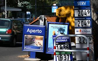 I prezzi di una pompa di benzina a Roma,  17 agosto 2023.   ANSA/MAURIZIO BRAMBATTI   