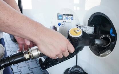 Prezzo benzina in aumento, oggi supera i 2 euro al litro: ecco perchè