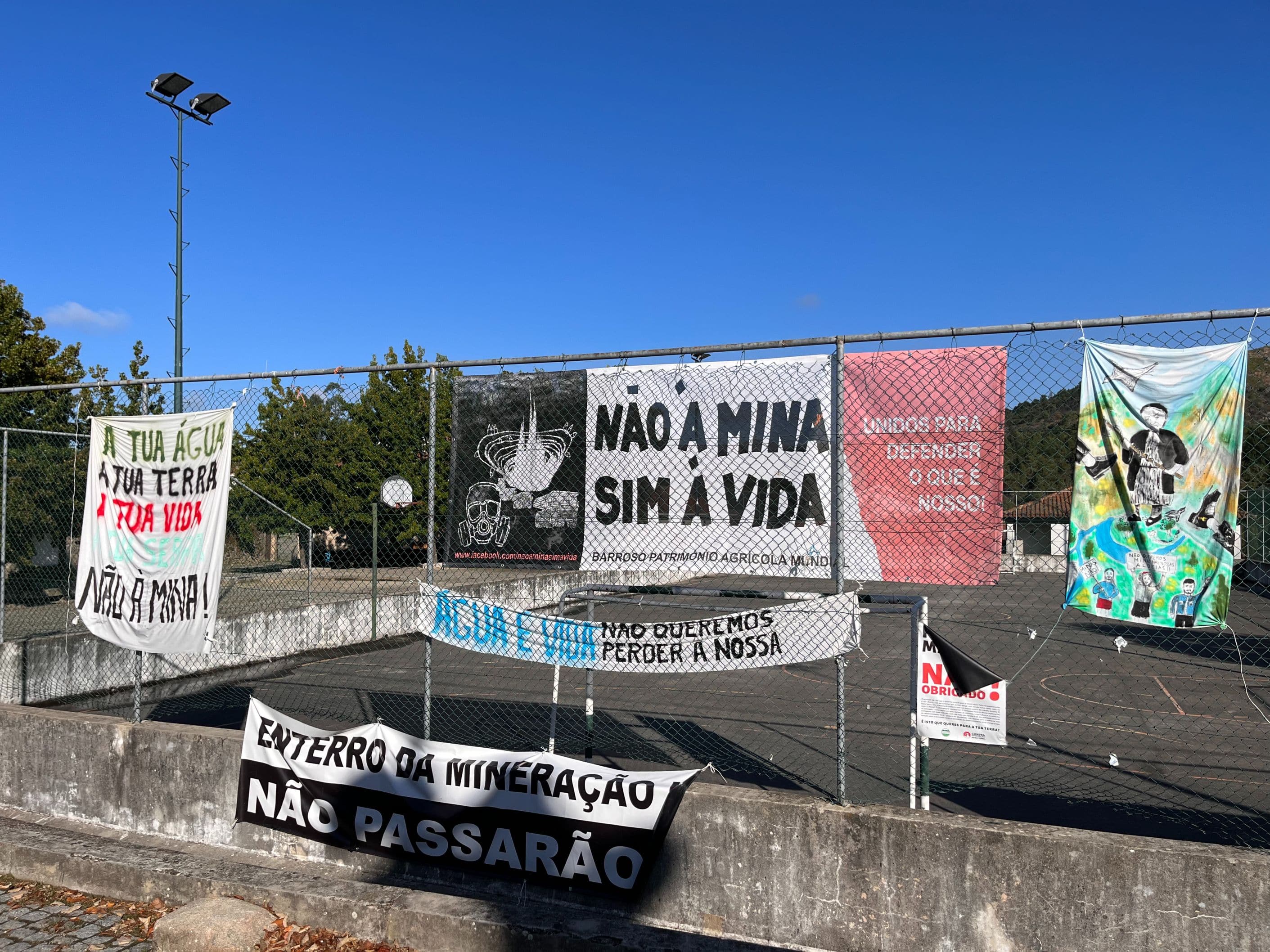 Striscioni contro la miniera a Covas do Barroso