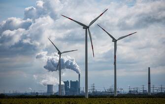 13 September 2023, Saxony-Anhalt, Teutschenthal: Wind turbines rotate against the backdrop of the Schkopau lignite-fired power plant west of Halle (Saale). Photo: Jan Woitas/dpa (Photo by Jan Woitas/picture alliance via Getty Images)