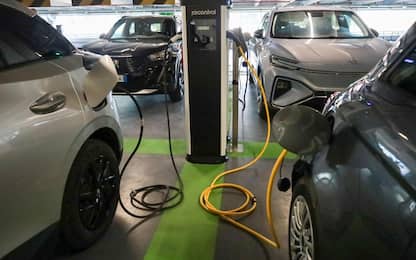 Bonus auto elettrica, annunciati incentivi fino a 13mila euro nel 2024
