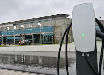Tesla sospende la produzione in Germania, mancano componenti