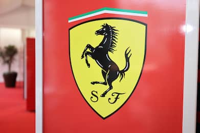 Ferrari, record di utile e ricavi: premio ai dipendenti di 13.500 euro