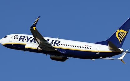 Rissa su volo Ryanair, pilota costretto ad atterraggio d'emergenza
