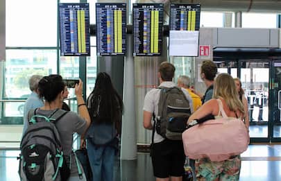 Guasto informatico, aeroporti e voli bloccati: cosa succede ora