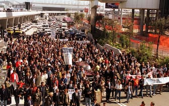 Sciopero Alitalia 19 Marzo 1998 .Hostess e Stewards dell'Alitalia sfilano in corteo all'aeroporto di Fiumicino davanti alle aerostazioni nazionali e internazionali.