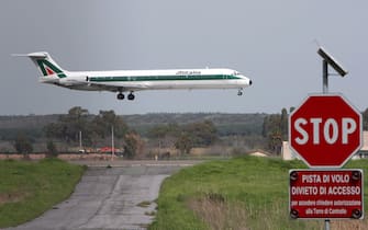 epa04279850 (FILE) A file photo dated 31 March 2008 shows an Alitalia airplane landing at the 'Leonardo da Vinci' International Airport in Fiumicino, Rome, Italy. The United Arab Emirates' Etihad airlines will buy a 49-per-cent stake in Italy's Alitalia for an undisclosed amount, the two companies said in a joint statement on 25 June 2014. Alitalia has not turned a profit since 2002 and badly needed an international partner to stave off bankruptcy. In the first nine months of 2013 it made a pre-tax loss of 162 million euros, after a loss of 119 million euros in the same period of 2012.  EPA/ALESSANDRO DI MEO