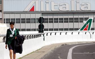 Una hostess Alitalia mentre cammina