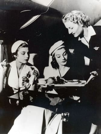 Hostess Alitalia a bordo di un aereo
