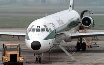 Un aereo Alitalia in aeroporto