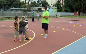 Bambini svolgono attività sportive in un centro estivo comunale per bambini presso le scuole a San Donato Milanese, 15 Giugno 2020. Ansa /Andrea Canali