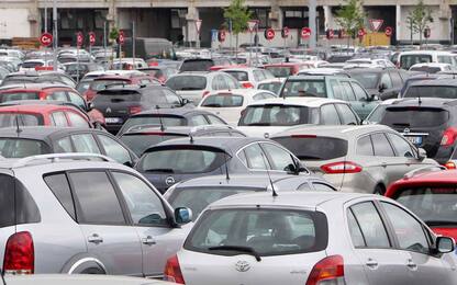Troppe auto e parcheggi irregolari, è polemica a Milano