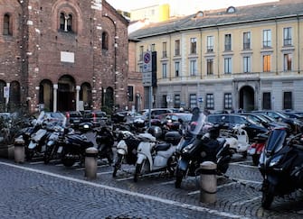 il parcheggio auto e moto in piazza San Sepolcro (Luca Matarazzo/Fotogramma, Milano - 2016-12-02) p.s. la foto e' utilizzabile nel rispetto del contesto in cui e' stata scattata, e senza intento diffamatorio del decoro delle persone rappresentate