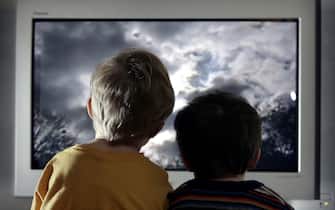 LONDON - JANUARY 27:  In this photo illustration two young child watch television at home, January 27, 2005 in London, England.   (Photo Illustration by Peter Macdiarmid/Getty Images)